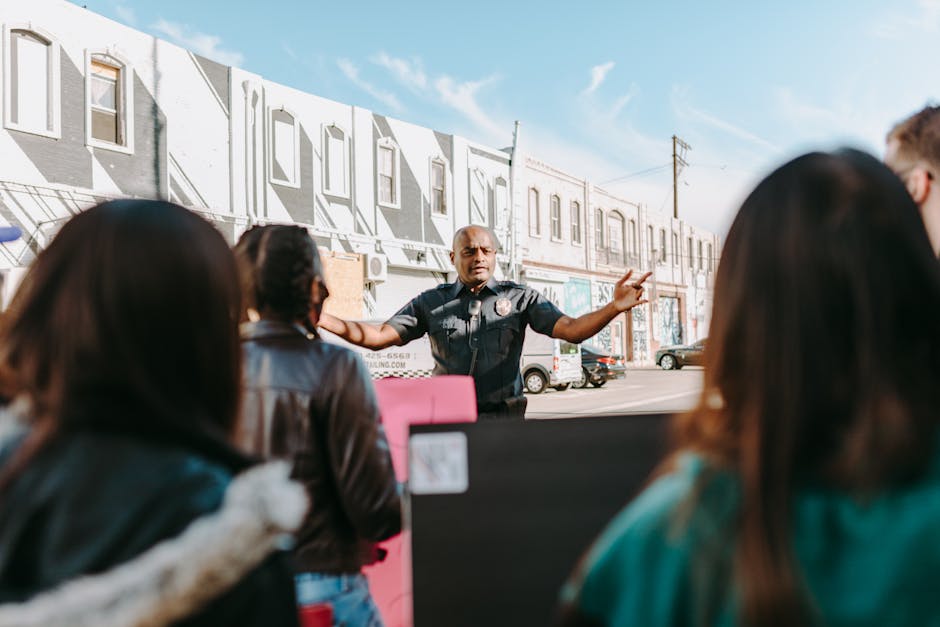 Besökare samlas i ett gemensamt programrum